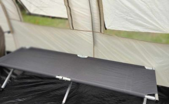 Kano med overnatning i opslået telt med feltsenge