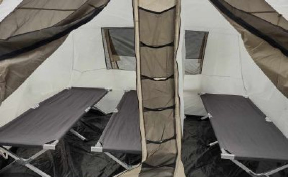 Kano med overnatning i opslået telt med feltsenge